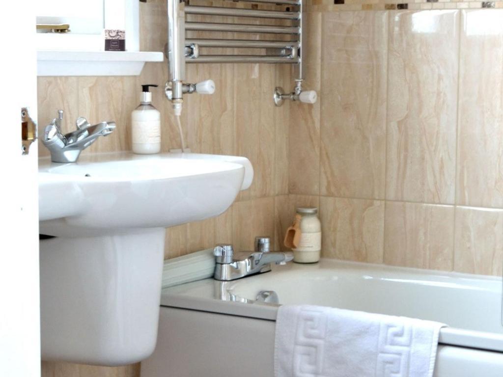 Sonata Guest House (Adults Only) Kendal Exteriör bild